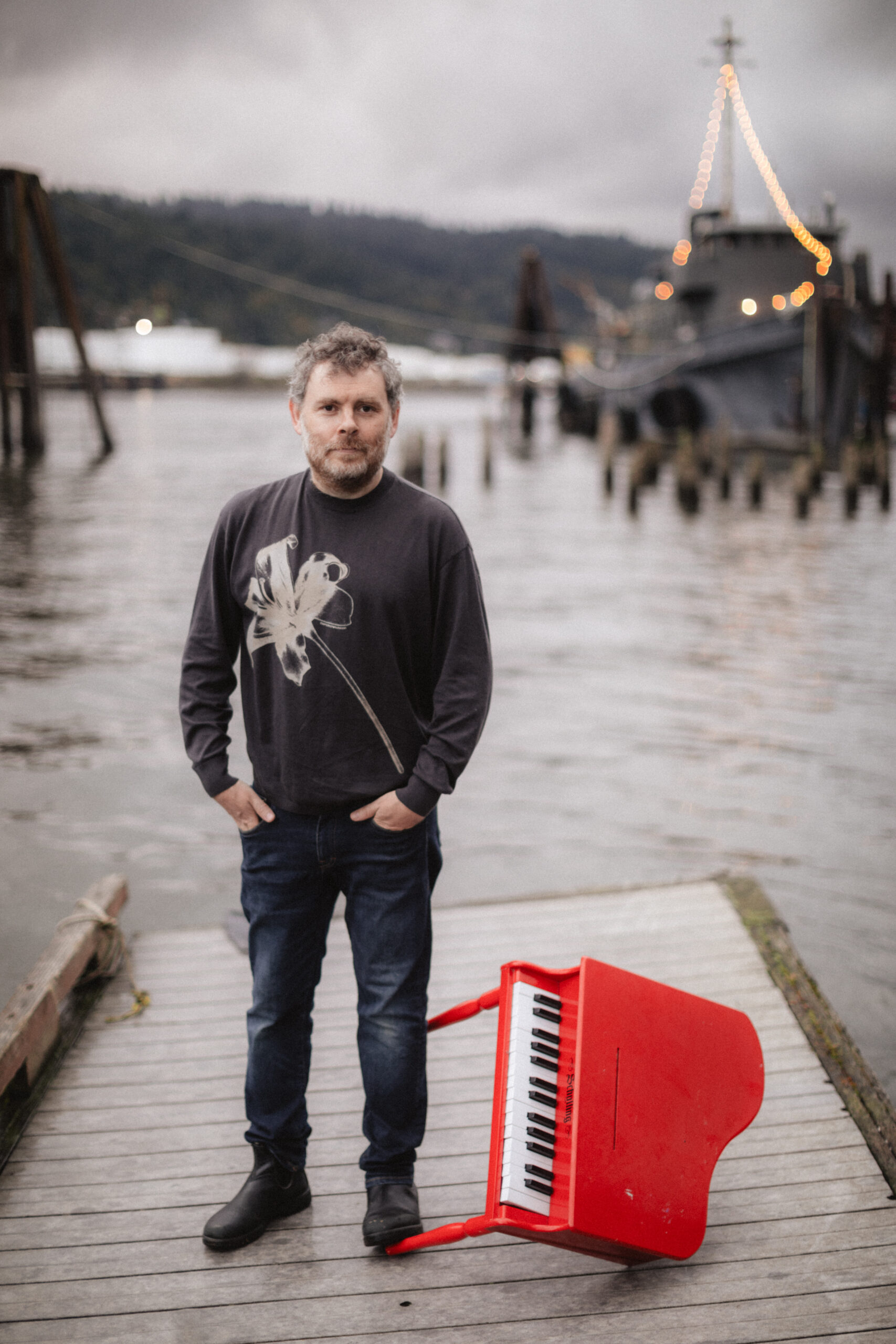 Gabriel Kahane portrait for Nonesuch Records, August 2025. Photo by Jason Quigley.